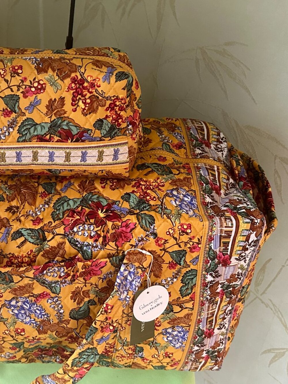 VERA BRADLEY x GILMORE GIRLS LARGE ORIGINAL DUFFEL BAG + COSMETIC BAG (SET):NWT - Picture 3 of 15